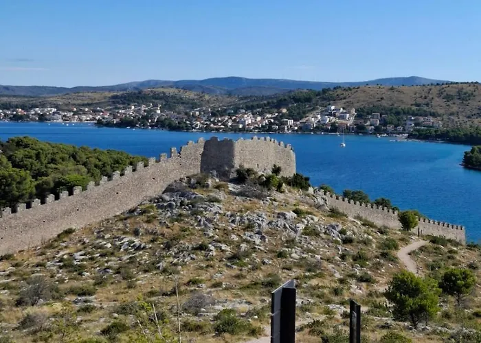 Appartamento Mlinar - Two Bedroom With Seaview Grebaštica